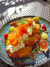 Placki ziemniaczane z gzikiem i łososiem