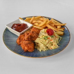 Nuggetsy z kurczaka, frytki i surówka